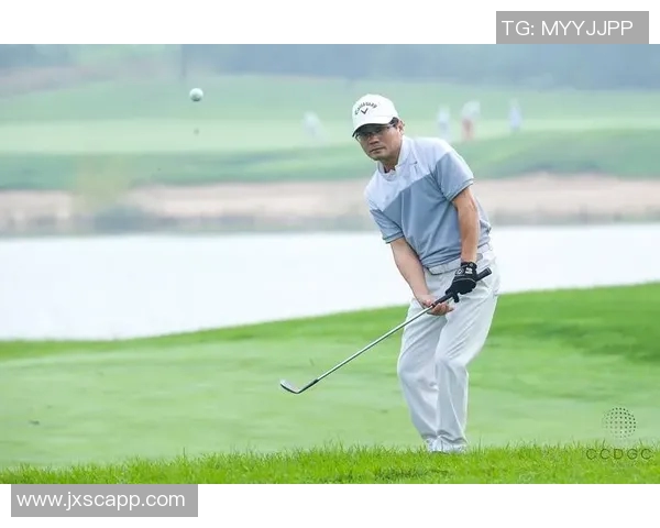 足球明星挑战高尔夫打杆技巧精彩瞬间回顾与分析